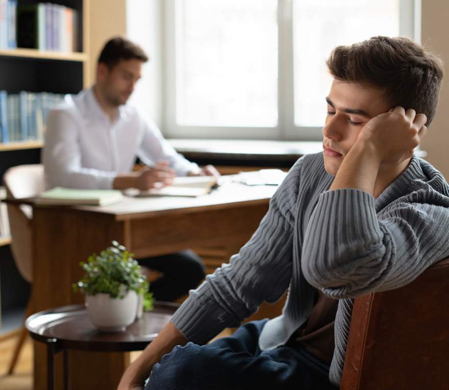 Уставший мужчина на консультации